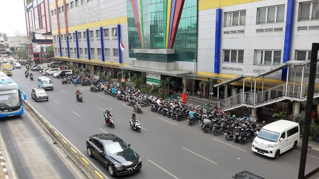 Suasana lalu lintas jelang pelatikan presiden dan wakil presiden di kawasan pusat elektronik Glodok Jakarta Barat, Jumat (18/10). Foto: Nurul Nur Azizah/kumparan