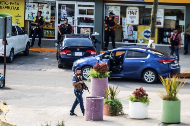 Sejumlah pria bersenjata terlihat saat bentrokan gangster dengan pasukan pemerintah, di Culiacan, negara bagian Sinaloa, Meksiko. Foto: Reuters
