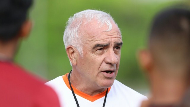 Pelatih Borneo FC, Mario Gomez, memimpin sesi latihan tim. Foto: dok. Media Borneo FC