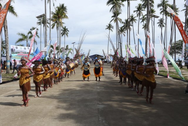 Para penari sedang berlatih tari suling tambur. Foto: Aria Saankhyadi/kumparan