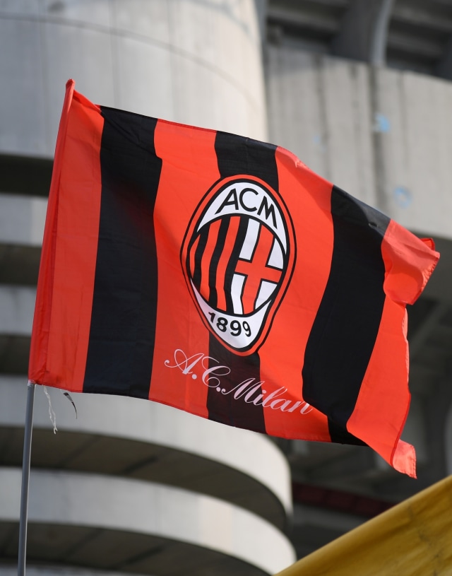 Bendera AC Milan di San Siro. Foto: Reuters/Daniele Mascolo