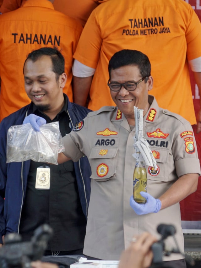 Kabid Humas Polda Metro, Kombespol Argo Yuwono menunjukan barang bukti saat konferensi pers terkait kasus bom Molotov, di Polda Metro Jaya, Jakarta, Jumat (18/10/2019 Foto: Helmi Afandi/kumparan