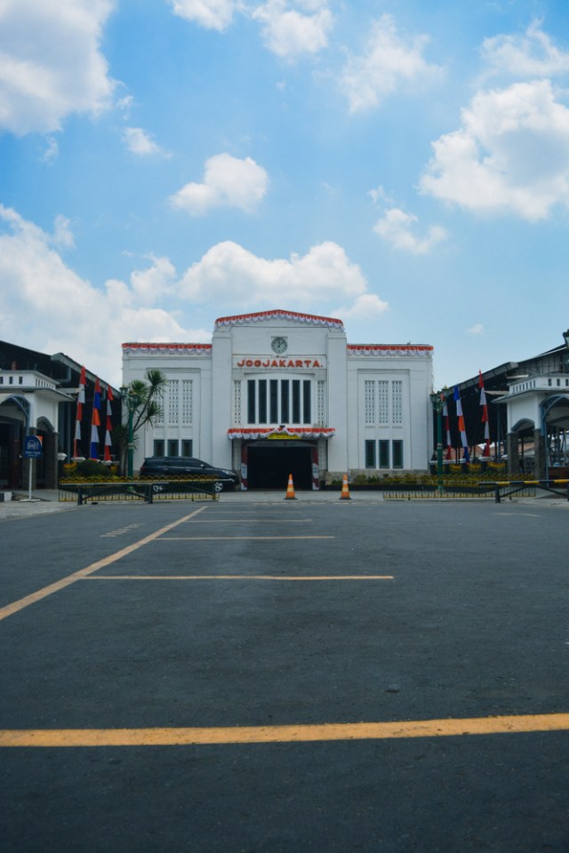 Stasiun  Yogyakarta yang indah dengan gaya arsitektur modern awal Foto: Shutter Stock