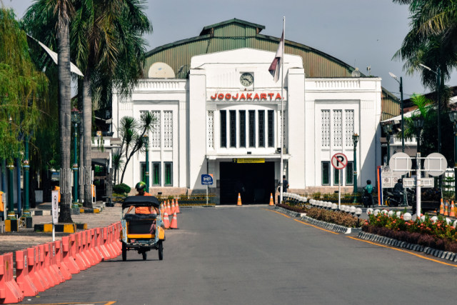 Becak baru saja meninggakan Stasiun Yogyakarta setelah mengantarkan penumpang Foto: Shutter Stock