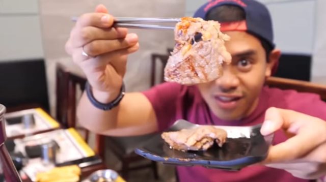 Nikmatnya Tanboy Kun (Bara Ilham) mencicipi Magal Korean BBQ | Photo from youtube.com/tanboykun