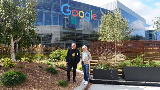 Achmad Subhi dan Winda Dwiastuti di depan kantor Google, San Fransisco.