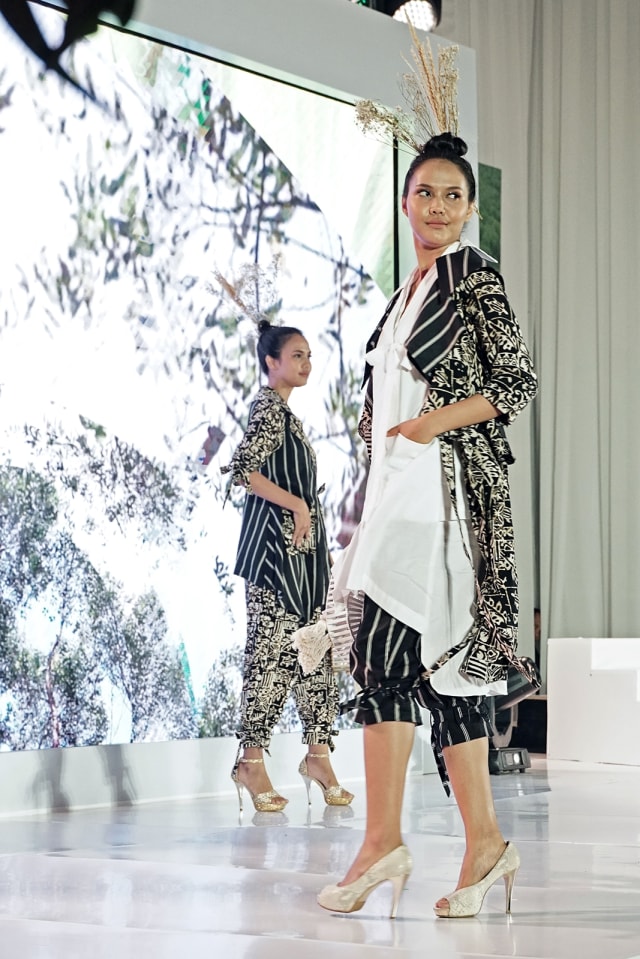 com-Valerie dan Veronika, peserta AsNTM dari Indonesia, mengenakan batik berbahan rayon. Foto: Dok. RAPP
