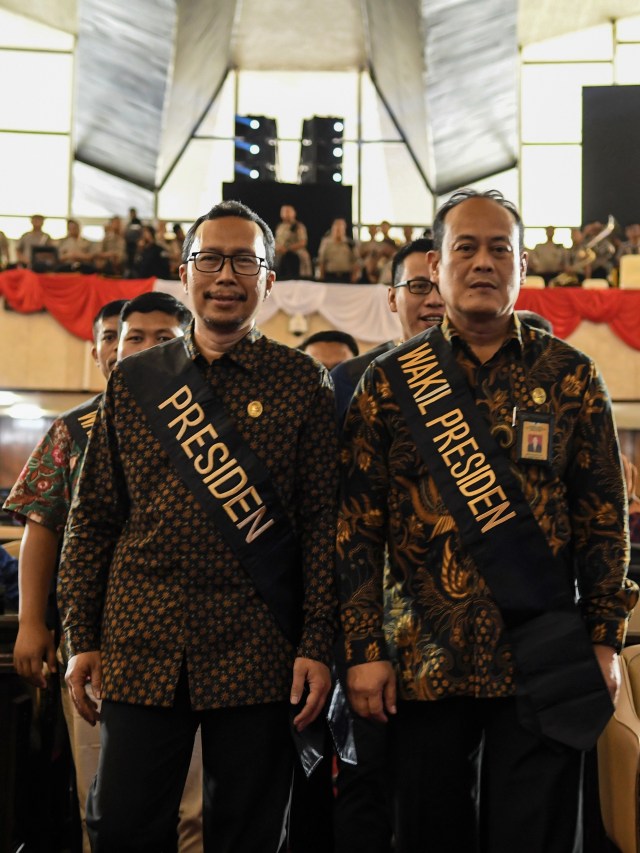 Petugas Setjen MPR melakukan simulasi acara saat gladi kotor jelang pelantikan presiden dan wakil presiden di kompleks parlemen, Jakarta. Foto: ANTARA FOTO/Muhammad Adimaja