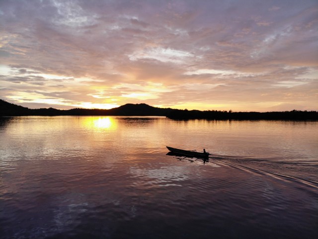 Seorang nelayan tengah berlayar di dekat Kampung Mainyaifun, Kecamatan Waigeo Barat, Papua Barat (Yayasan EcoNusa/Mochammad Fikri)