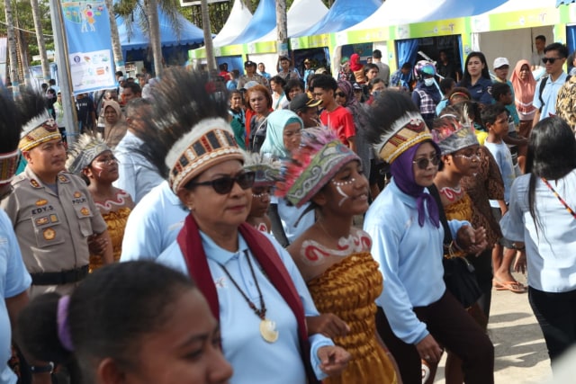 Menteri Pemberdayaan Perempuan dan Perlindungan Anak, Yohana Yembise hadir di peresmian Festival Pesona Bahari Raja Ampat 2019 di Pantai Waisai Torang Cinta Foto: Aria Sankhyaadi/kumparan