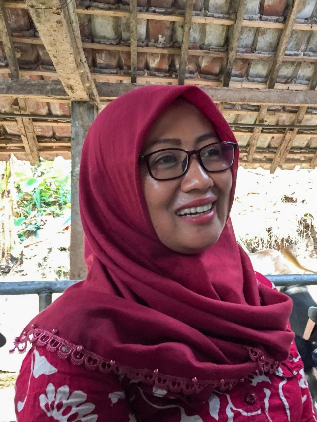 Mita Kopiyah (37) peternak sapi perah asal Desa Penjor, Kecamatan Pagerwojo, Kabupaten Tulungagung, Jawa Timur. Foto: Yuana Fatwalloh/kumparan
