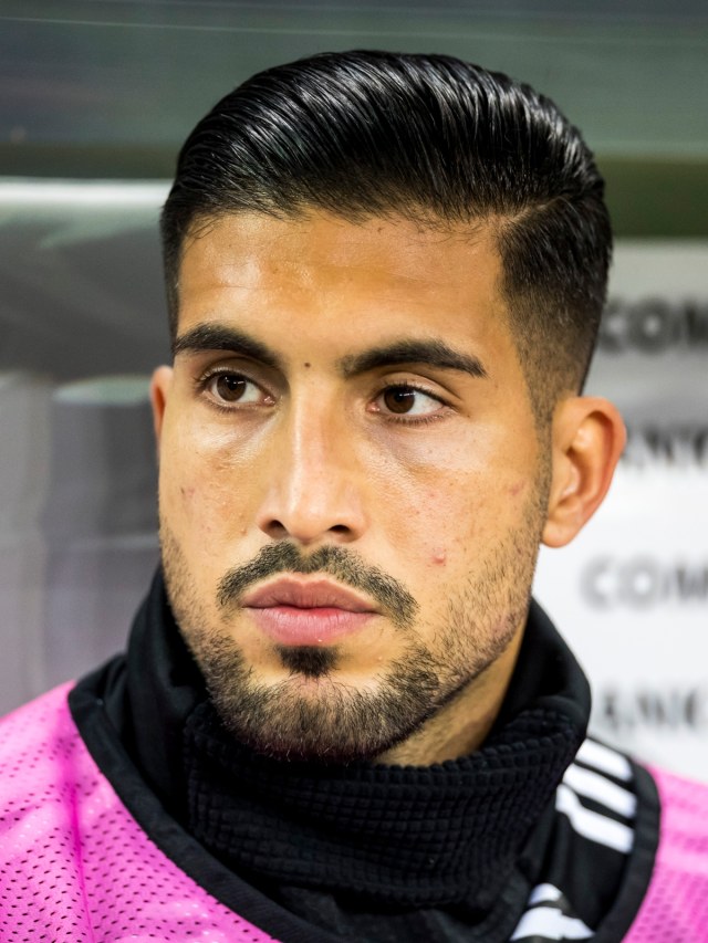 Emre Can duduk di bangku cadangan dalam pertandingan Jerman vs Belanda. Foto: AFP/Odd Andersen
