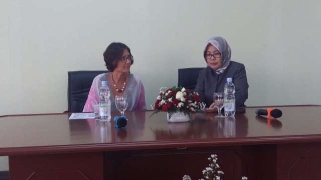 Dekan FIB Undip, Dr. Nurhayati, M.Hum membuka acara Visiting Professor. Foto: Dok. Prodi Ilmu Perpustakaan Undip