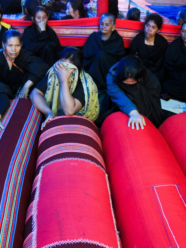 Kerabat menangis di atas jenazah yang dikumpulkan di tenda di Nosu, Mamasa, Sulawesi Barat. Foto: ANTARA FOTO/Akbar Tado