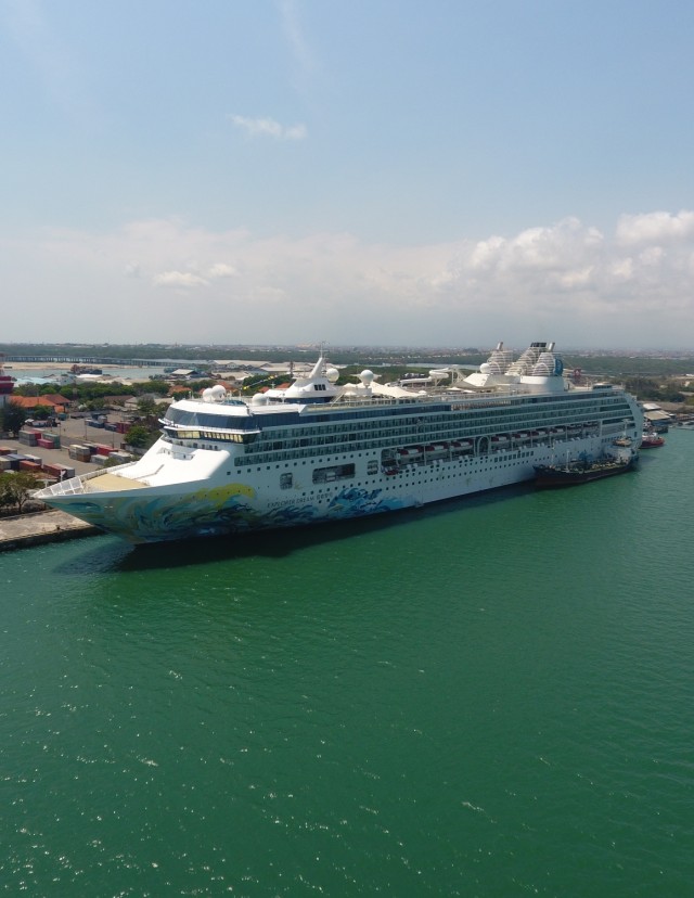 Kapal mewah besutan penyedia jasa pariwisata pesiar Dream Cruises, Explorer Dream, melakukan sandar perdana di Dermaga Pelabuhan Benoa, Bali. Foto: Dok. Corporate Communication PT Pelindo III