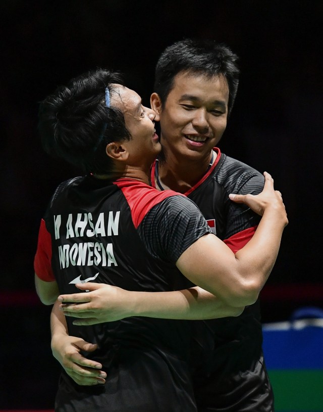 Ganda putra nomor dua Indonesia, Mohammad Ahsan dan Hendra Setiawan. Foto: AFP/Fabrice Coffrini