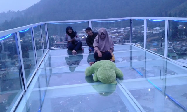 Jembatan Kaca di Puncak The Baron Hill Of Guci. (Foto: Bentar)
