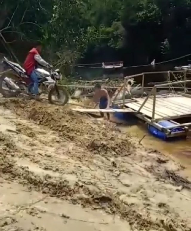 Warga menyeberang sungai dengan menggunakan rakit. Foto: Istimewa