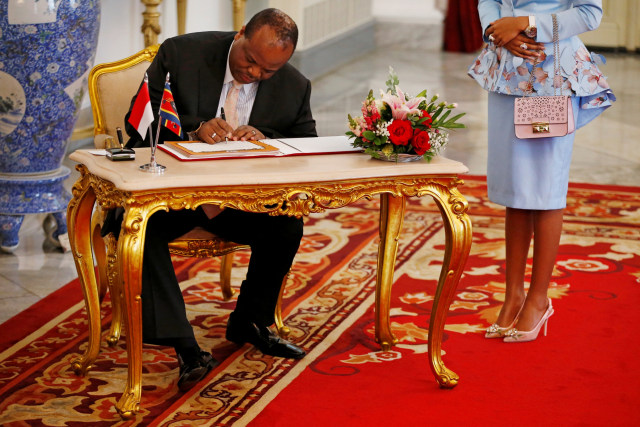 Raja Swaziland, Mswati III  menandatangani buku tamu saat bertemu dengan Presiden Joko Widodo di Istana Negara, Jakarta, Kamis (20/10).  Foto: REUTERS/Willy Kurniawan