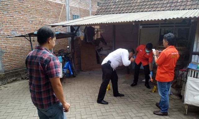 Tim Identifikasi Polres Tulungagung melakukan olah TKP di lokasi ditemukanya kucing mati diduga dicekoki miras.