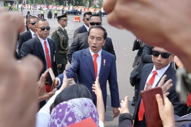 Presiden Joko Widodo menyapa masyarakat di kawasan Istana. Foto: Helmi Afandi Abdullah/kumparan