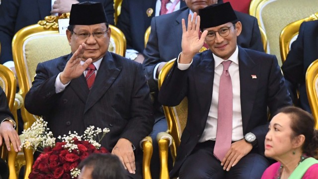 Ketua Umum Partai Gerindra Prabowo Subianto (kiri) dan Sandiaga Uno (kanan) tiba di Gedung Nusantara, kompleks Parlemen, Senayan, Jakarta, Minggu (20/10/2019). Foto: ANTARA FOTO/Akbar Nugroho Gumay