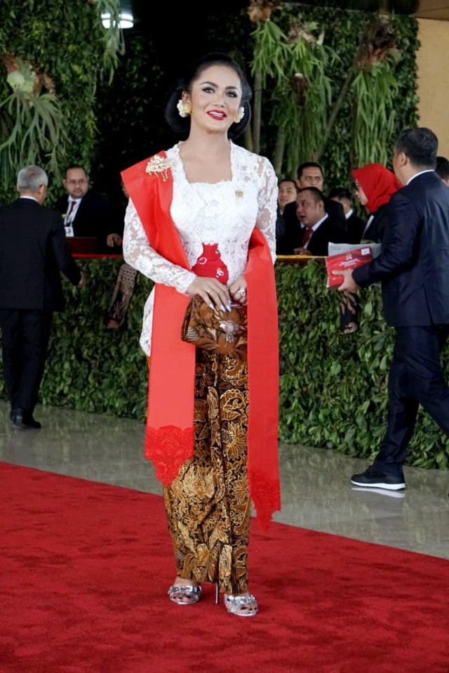 Krisdayanti saat menghadiri pelantikan Presiden dan Wakil Presiden di Gedung DPR-MPR, Minggu (20/10/2019). Foto: Iqbal Firdaus/kumparan