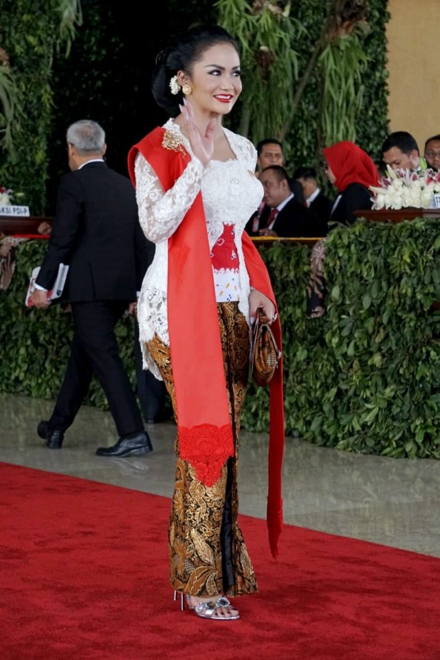 Krisdayanti saat menghadiri pelantikan Presiden dan Wakil Presiden di Gedung DPR-MPR, Minggu (20/10/2019). Foto: Iqbal Firdaus/kumparan