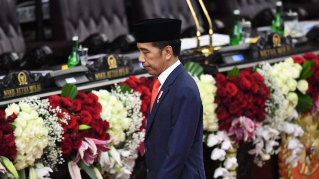 Presiden Joko Widodo bersiap mengikuti upacara pelantikan presiden dan Wakil Presiden di Gedung Nusantara, kompleks Parlemen, Senayan, Jakarta, Minggu (20/10).  Foto: ANTARA FOTO/Akbar Nugroho Gumay