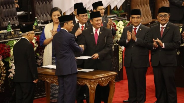 Presiden Joko Widodo berjabat tangan dengan Pimpinan MPR RI usai menadatangani berita acara saat pelantikan di Kompleks Parlemen, Senayan, Jakarta.  Foto: Jamal Ramadhan/kumparan 