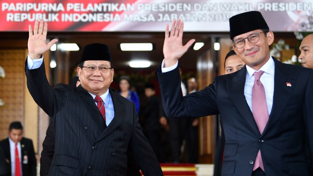 Ketua Umum Partai Gerindra Prabowo Subianto (kiri) dan Sandiaga Uno (kanan) tiba di Gedung Nusantara, kompleks Parlemen, Senayan, Jakarta, Minggu (20/10/2019). Foto: ANTARA FOTO/Sigid Kurniawan