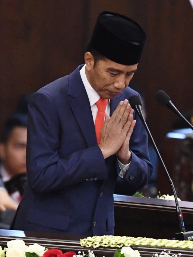 Presiden Joko Widodo memberikan salam saat pidato di Gedung Nusantara, kompleks Parlemen, Senayan, Jakarta, Minggu (20/10).  Foto: ANTARA FOTO/Akbar Nugroho Gumay