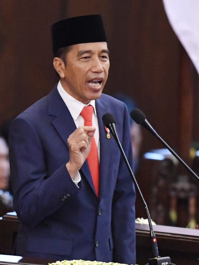 Presiden Joko Widodo memberikan pidato di Gedung Nusantara, kompleks Parlemen, Senayan, Jakarta, Minggu (20/10).  Foto: ANTARA FOTO/Akbar Nugroho Gumay