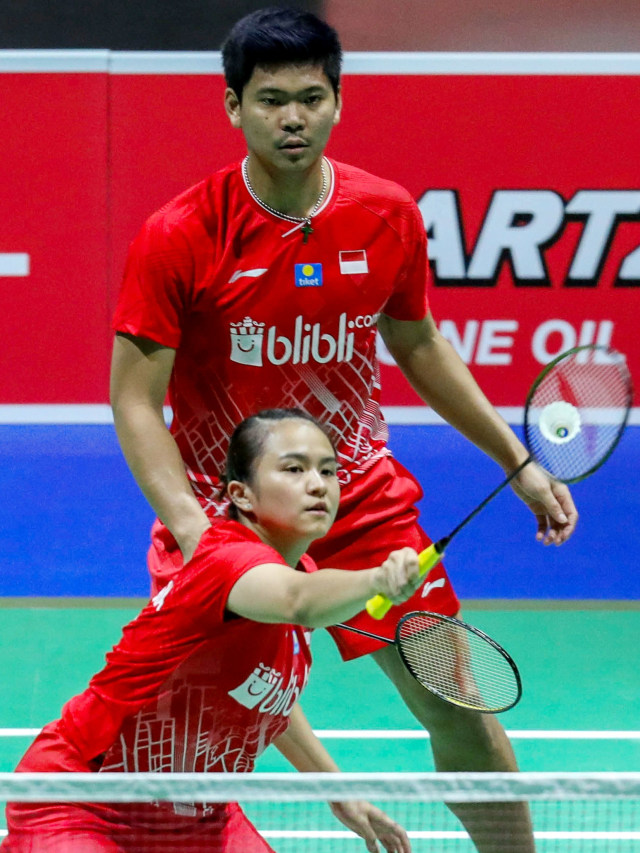 Pebulu tangkis ganda campuran Indonesia, Praveen Jordan/Melati Daeva Oktavianti, berusaha mengembalikkan kok ke arah lawan mereka.  Foto: Dok. PBSI