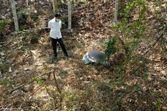Jasad wanita tanpa identitas terbungkus kain sarung penutup mobil ditemukan di bawah jembatan Tol Semarang-Solo di Banyumanik, Semarang, Minggu (20/10) Foto: ANTARA/HO/Humas Polres Semarang