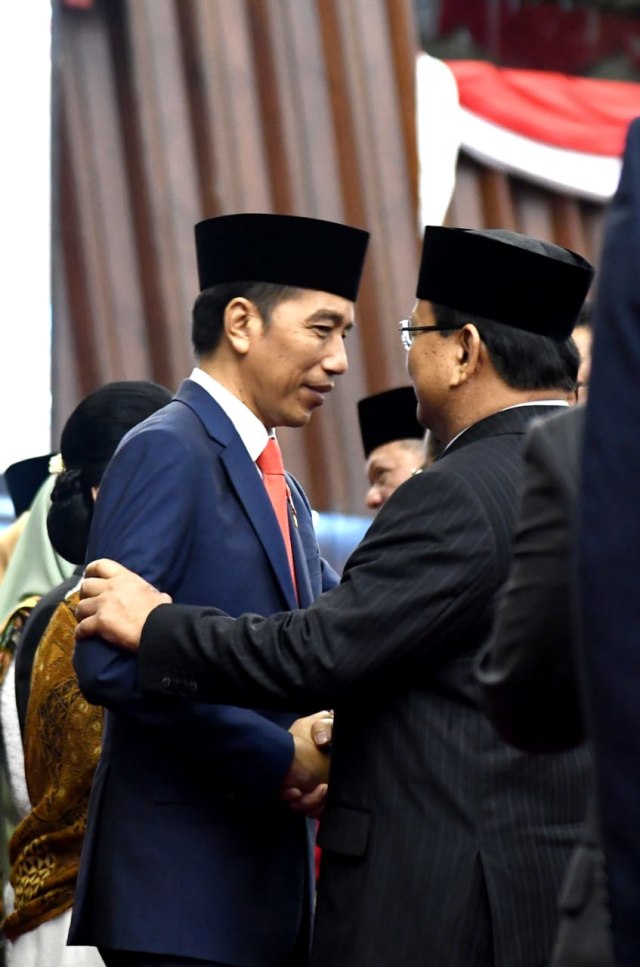 Prabowo  Subianto berjabat tangan dengan Presiden Joko Widodo saat pelantikan presiden dan wakil presiden 2014-2024 di Gedung DPR RI, Jakarta Pusat, pada Minggu (20/10/2019). Foto: Dok. Biro Setpres