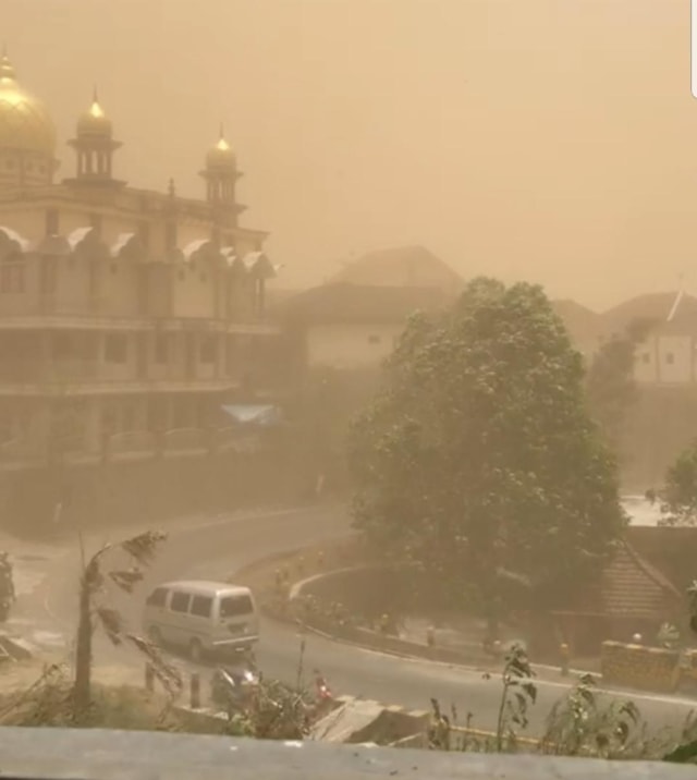 Foto angin kencang di Kota Batu, Minggu (20/10). Foto dokumen.