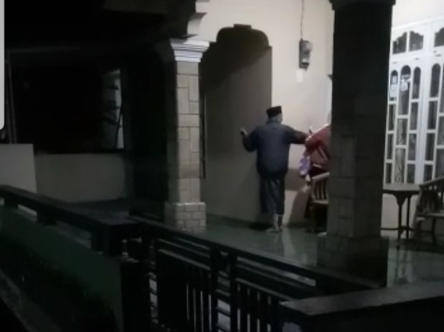 Warga keluar rumah karena panik ada angin kencang di Bumijawa, Tegal. (Foro: Istimewa)