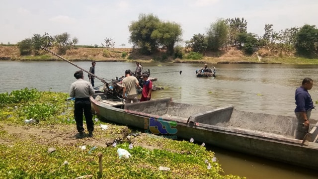 Aparat gabungan saat laksanakan operasi penertiban, penambang pasir mekanik di bantaran Sungai Bengawan Solo di Desa Banjarjo Kecamatan Padangan Bojonegoro. Minggu (20/10/2019) sore