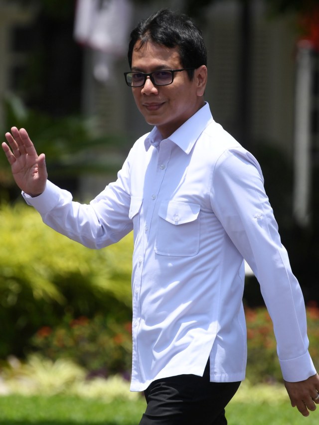 Wishnutama melambaikan tangannya saat berjalan di Kompleks Istana Kepresidenan, Jakarta.  Foto: ANTARA FOTO/Wahyu Putro A