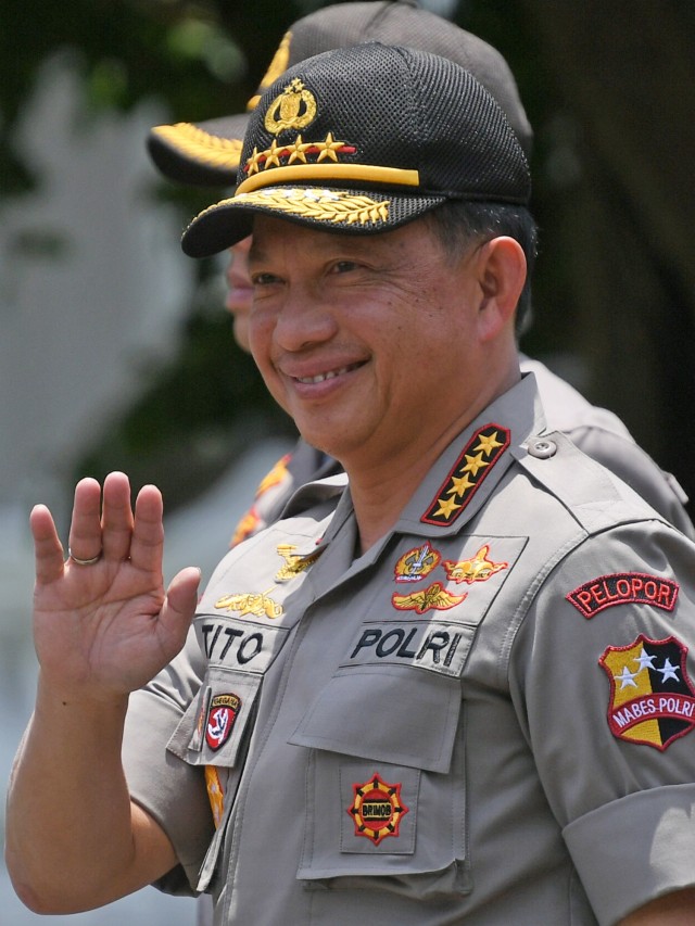 Kapolri Jenderal Pol Tito Karnavian melambaikan tangan di Istana Kepresidenan, Jakarta.  Foto: ANTARA FOTO/Wahyu Putro A