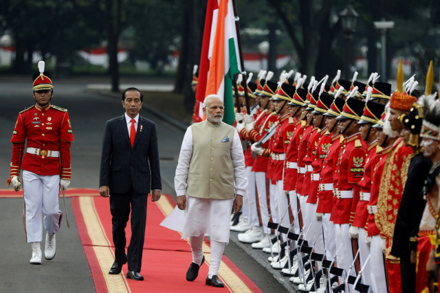 Perdana Menteri India Narendra Modi (kanan) ditemani oleh Presiden Indonesia Joko Widodo (kiri) di istana kepresidenan di Jakarta pada 30 Mei 2018. Foto: AFP/GOH CHAI HIN