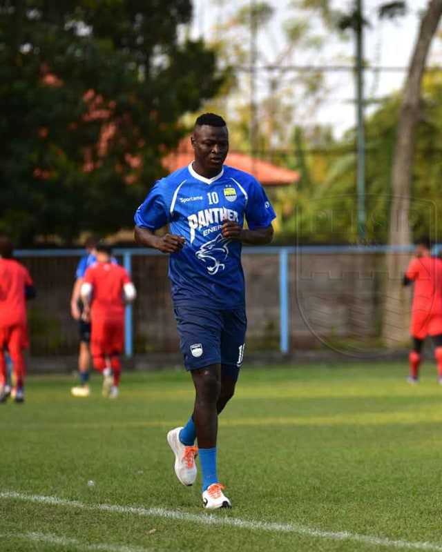 Ezechiel berlatih terpisah di Bali. Foto: Dok. Media Persib