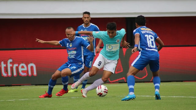 Aksi pemain Bogor FC Sulut United saat menjalani laga melawan tuan rumah PSIM Yogyakarta. Laga ini dimenangkan tim Bogor FC Sulut United