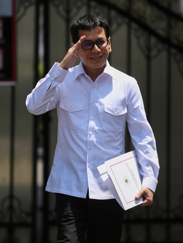 Wishnutama memberi hormat saat meninggalkan Kompleks Istana Kepresidenan, Jakarta. Foto: ANTARA FOTO/Wahyu Putro A
