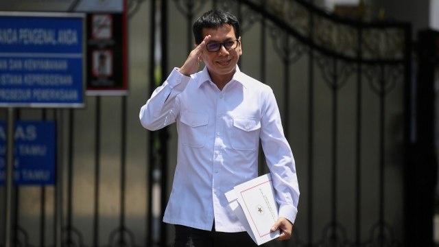 Wishnutama memberi hormat saat meninggalkan Kompleks Istana Kepresidenan, Jakarta. Foto: ANTARA FOTO/Wahyu Putro A