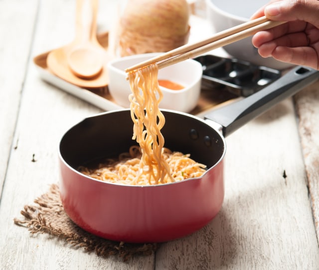 Ilustrasi memasak mi instan Foto: dok.shutterstock