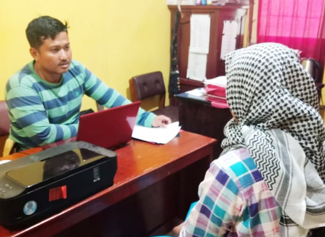 Saat warga Merauke inisial S sedang diperiksa penyidik Polres Merauke terkait ujaran kebencian dan editan foto presiden yang diposting di akun media sosialnya. (Foto Abdel)