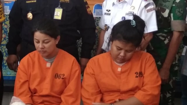 Kasarin Khamkhao (26) dan Sanicha Maneetes (27) saat ditunjukkan kepada wartawan - kanalbali/KAD