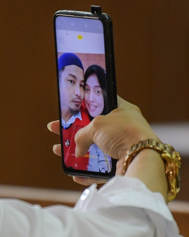 Terdakwa kasus tindak pidana narkoba Zulkifli alias Zul zivilia dan istrinya berswafoto sebelum menjalani sidang tuntutan di Pengadilan Negeri Jakarta Utara. Foto: ANTARA FOTO/Nova Wahyudi